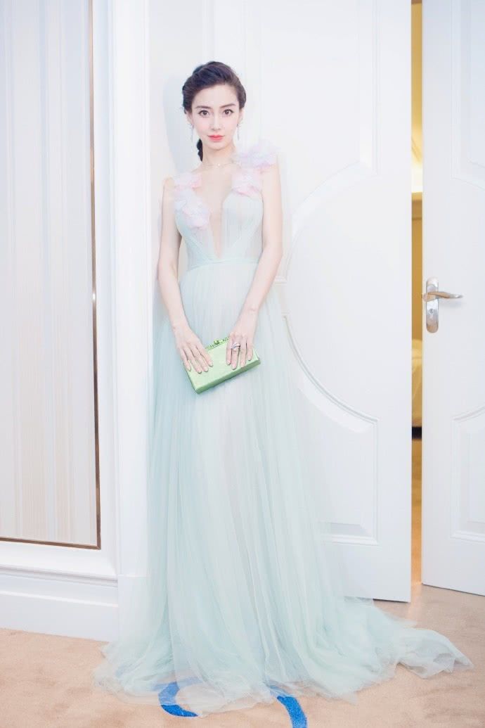 杨颖穿深V领吊带裙现身,肩带透明到看不见,网