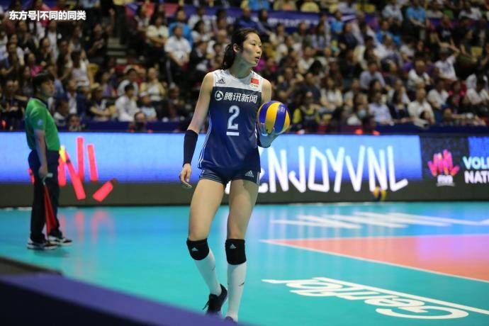 中国女排江门站比赛 这两人本年度合作首秀是
