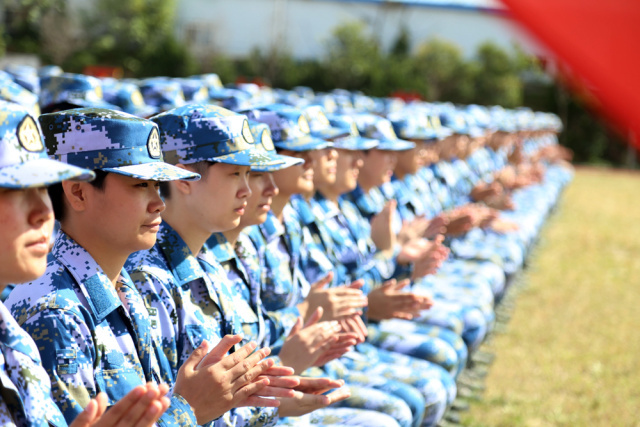 图为新兵训练照。