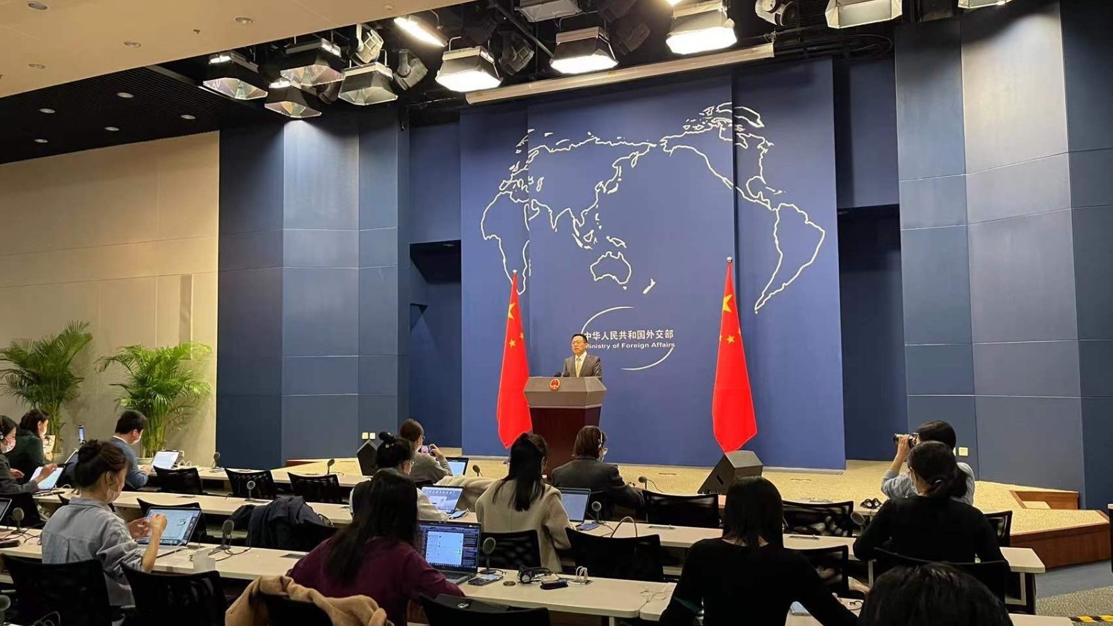 美国延续对华涉军企业投资禁令 外交部回应_北京时间