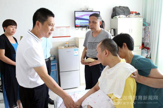 衡阳:教育局党委看望慰问因公致残特困教师