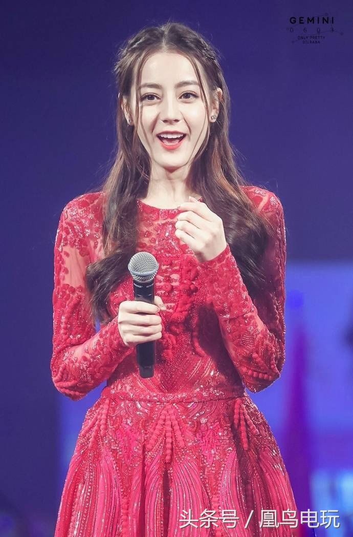 迪丽热巴红色蕾丝礼服嘟嘴卖萌