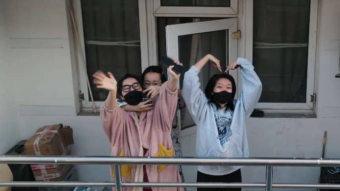 无人机视角下的上海大学生隔离宿舍:同学们用笑容传递温情与鼓励 无人机视角下的上海大学生隔离宿舍:同学们用笑容传递温情与鼓励
