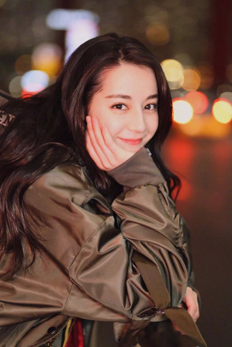 迪丽热巴金色吊带裙展现完美身材!她立体浓密