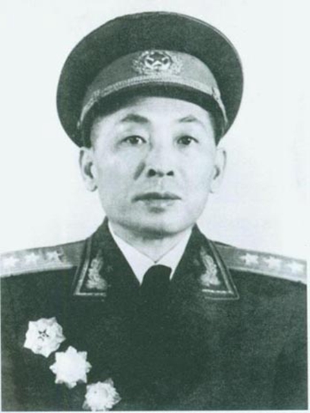 叶飞(1914-1999)福建南安市人
是中国惟一具有双重国籍的开国上将。叶飞生于菲律宾奎松省，幼年回国求学，求学期间开始参加秘密革命工作，1932年3月正式加入中国共产党，先后参加了抗日战争和解放战争。1955年被授予上将军衔，荣获一级八一勋章、一级独立自由勋章、一级解放勋章，1988年获一级红星功勋荣誉章。来源：《中国共产党新闻网》