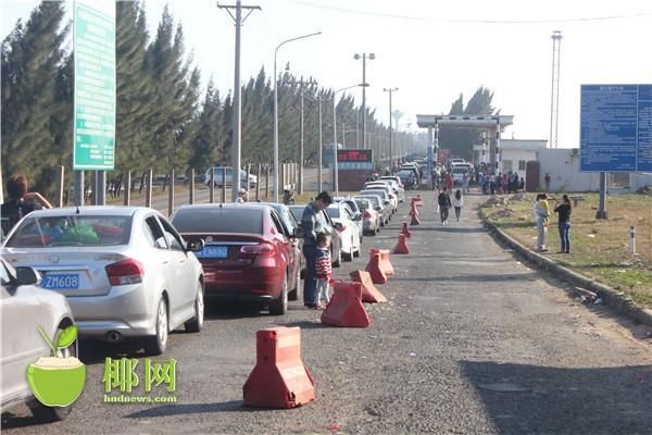 粤海铁路北港码头迎入岛客流高峰 海南警方建