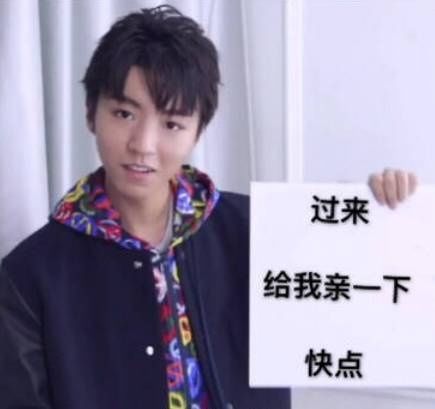 王俊凯看外国女孩的眼神好宠溺,粉丝:快点谈恋