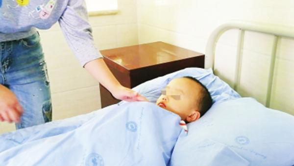 男子在家中去世多日无人知 2岁娃独守身边奄奄一息 男子在家中去世多日无人知 2岁娃独守身边奄奄一息