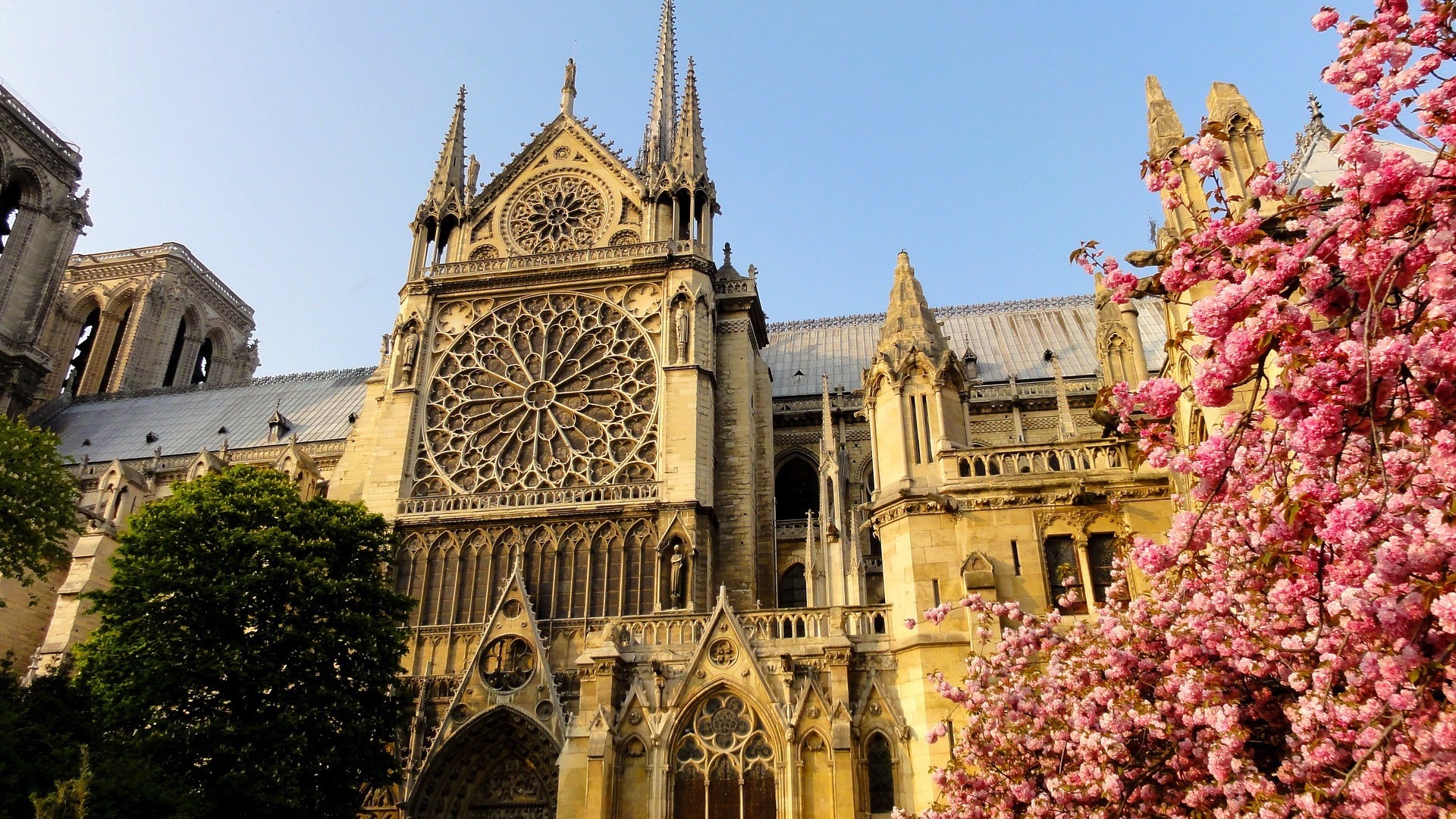 巴黎圣母院的大火已扑灭 历史上曾有多少古迹浴火重生