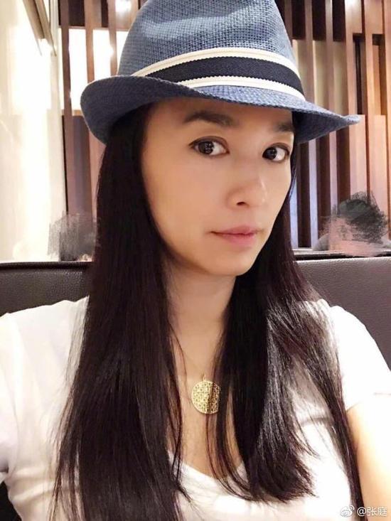 张庭儿子齐刘海乖巧 才五岁就懂体贴女同学