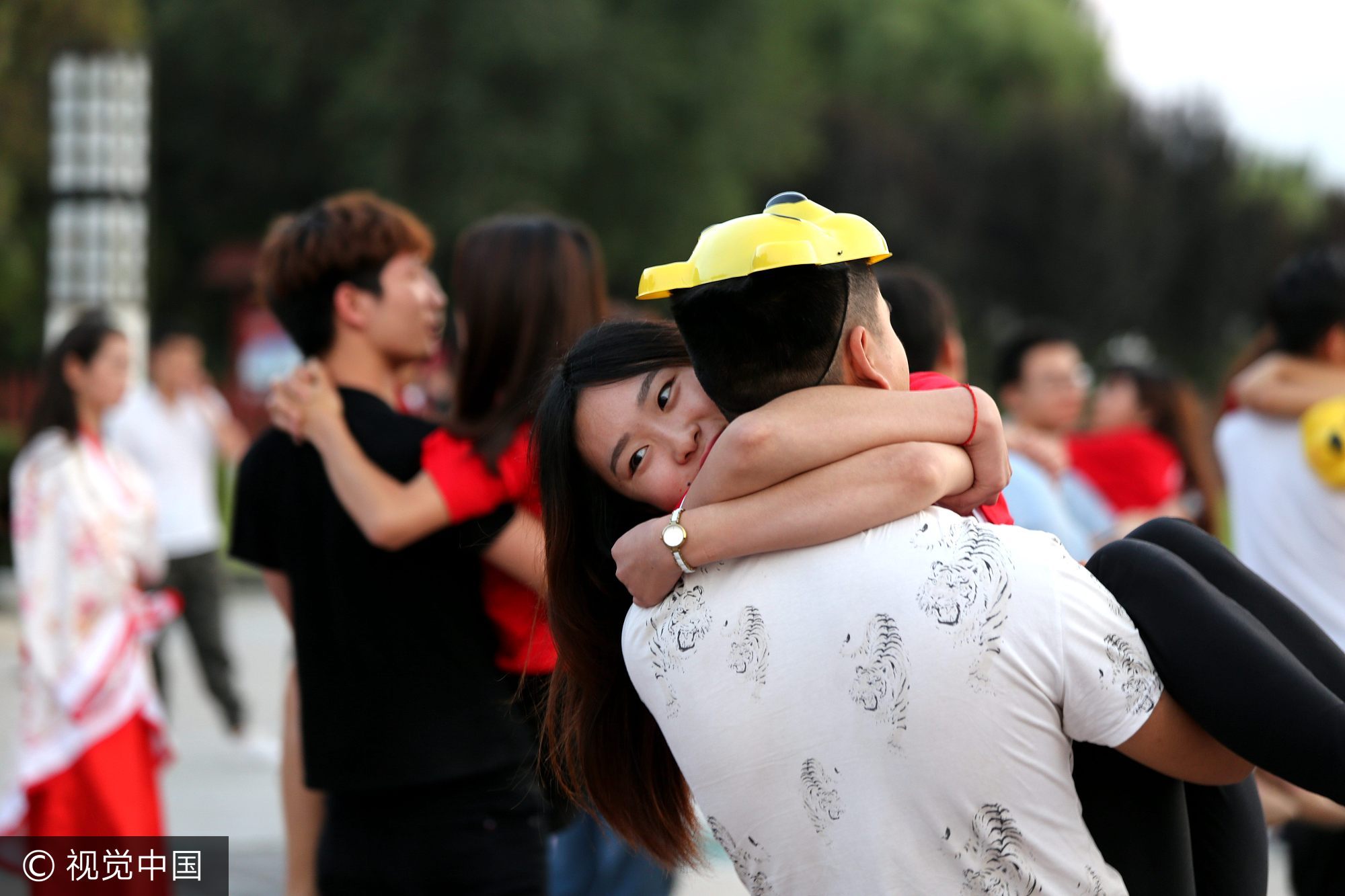 河南77对情侣上演"熊抱女友" 从白天战到黑天