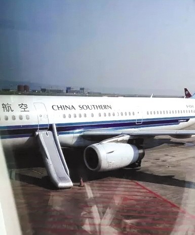 女乘客擅开飞机应急滑梯被拘12天 或被索赔