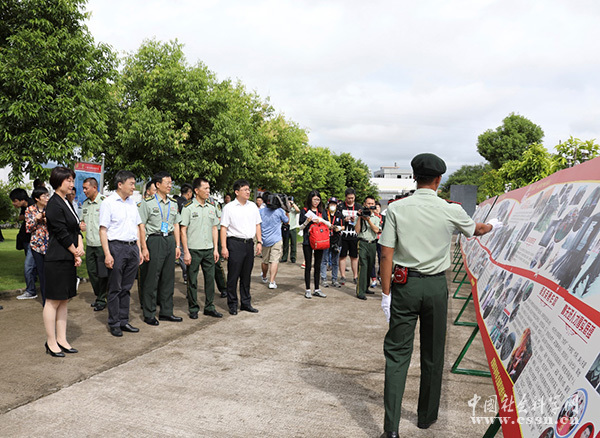 圖為武警廣東省總隊河源支隊和平中隊官兵介紹和平中隊概況.