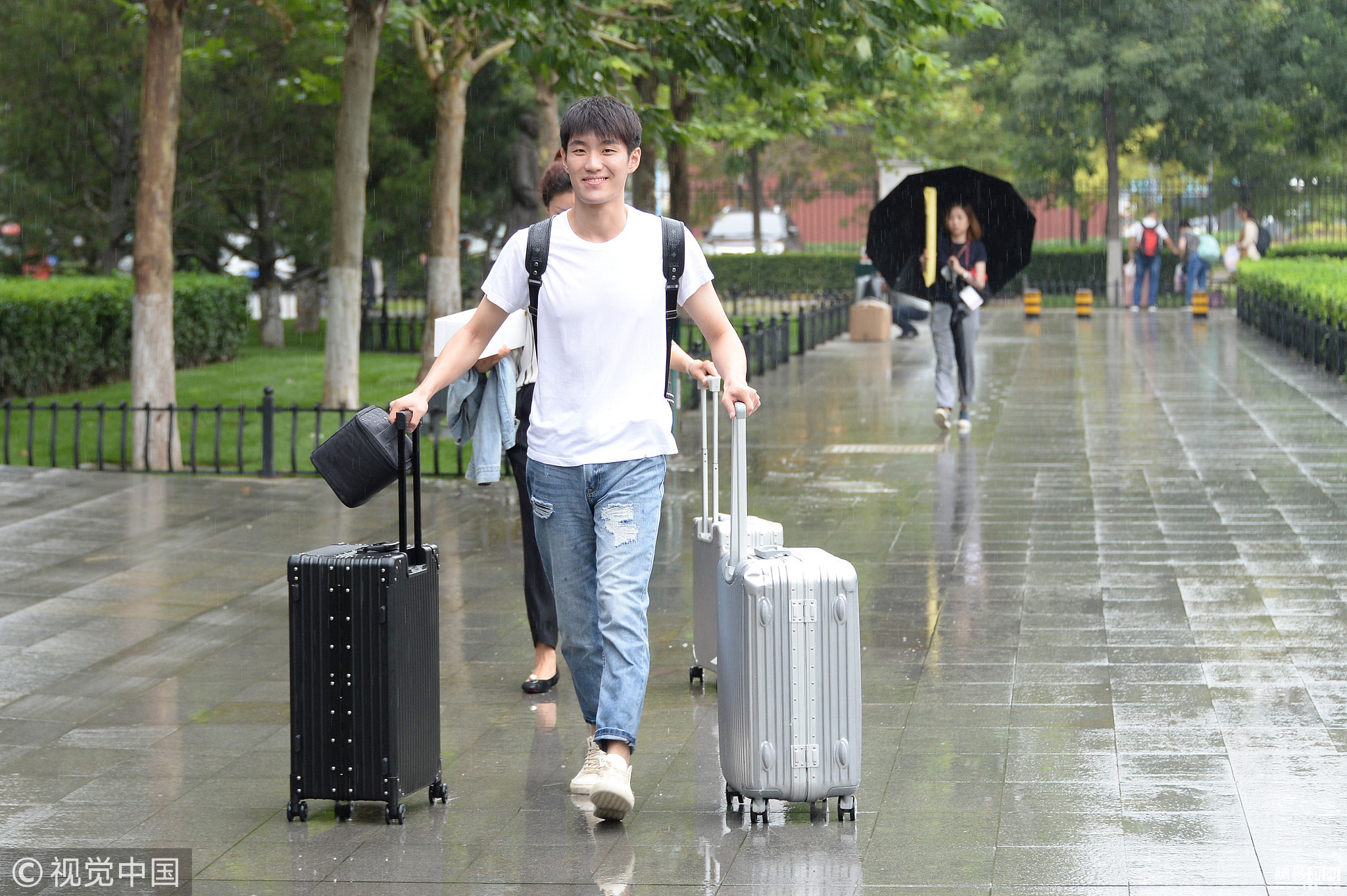 2018年8月30日，北京，中央戏剧学院昌平校区迎来2018级本科新生报到日，众多新生陆续到校报到。现场帅哥美女如云。当天下起了细雨，众多新生撑着伞在雨中疾行，画面养眼。