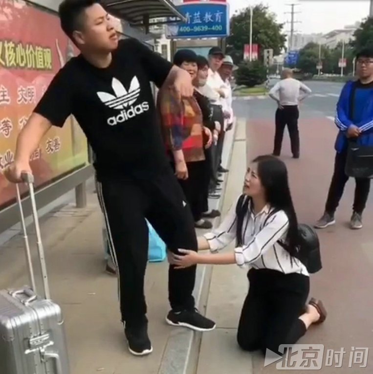 女子当众给男友下跪 真相让人唏嘘不已