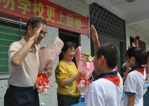 麥賢得夫婦返回饒平家鄉為小學生贈書