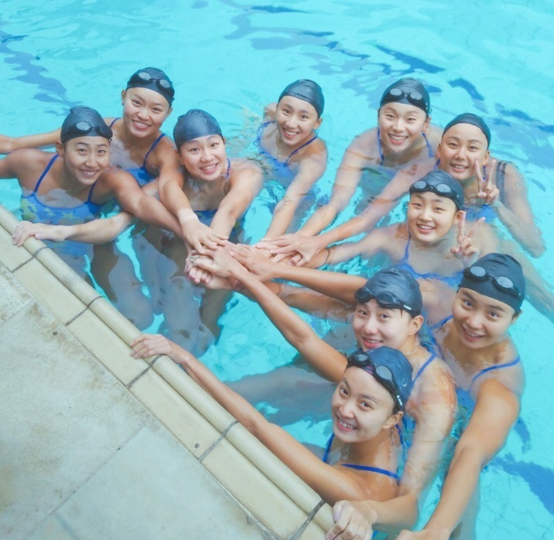 梁馨枰与队友在一起。