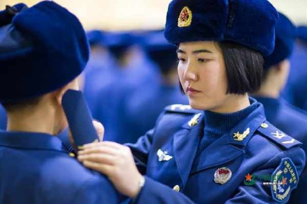 实拍:中国空军女兵这样度过新兵营的最后一天