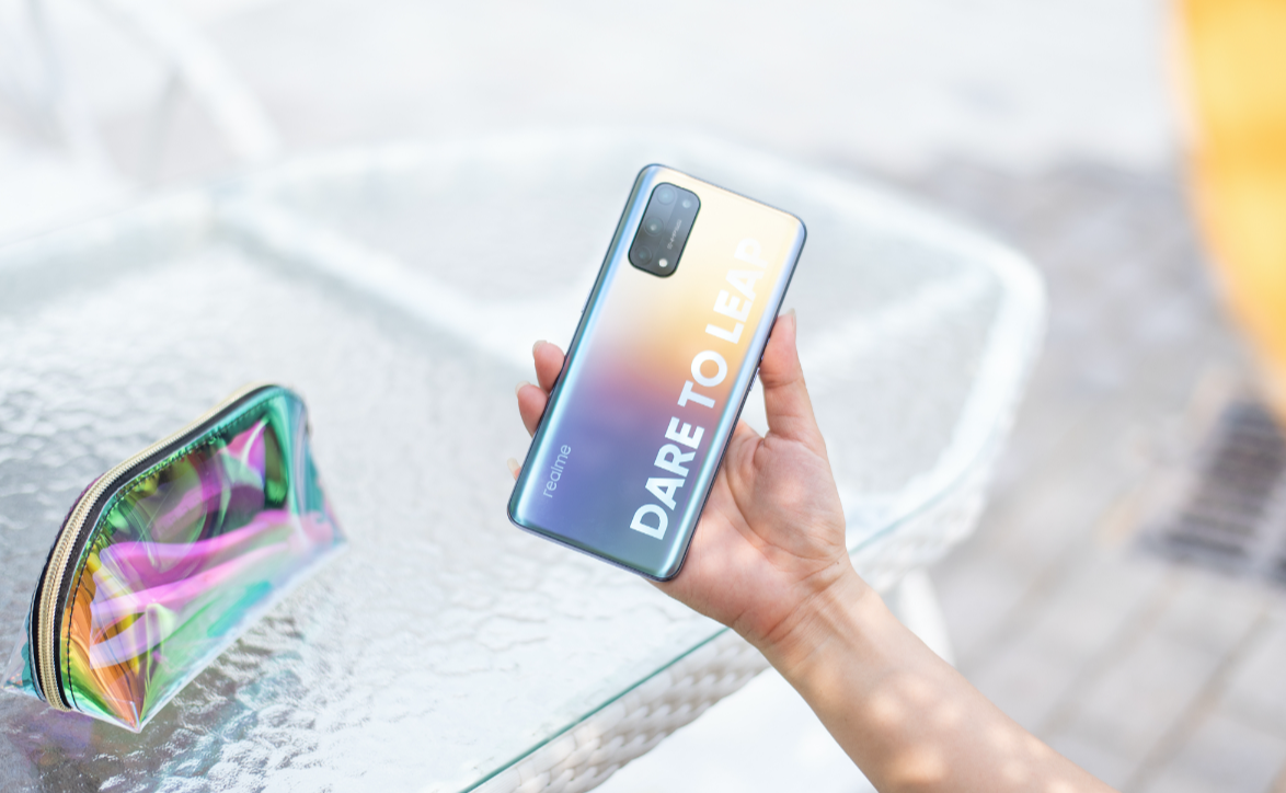 真我x7 pro全新的c位色,是logo design设计再度迭代,将"dare to leap"