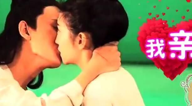 吻戏这样拍?热巴拿银行卡挡嘴 李易峰亲拇指