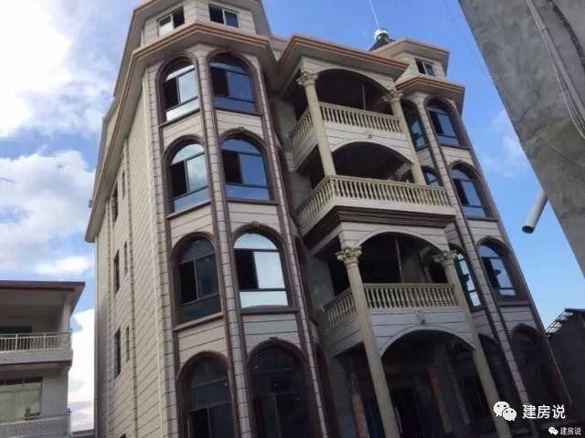 本来是在农村盖别墅,结果建成奇葩建筑,施工队