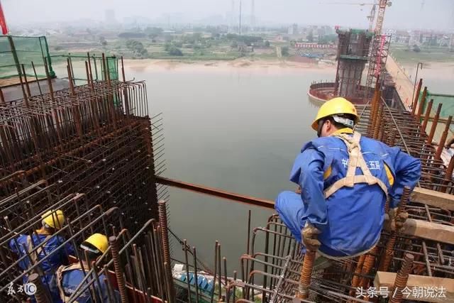 没有签订劳动合同的工人因工伤亡的,建筑公司