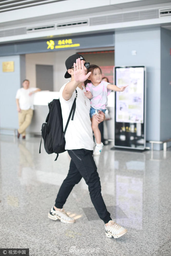 " 照片中的胡可身穿一袭淡裸色礼服裙,修身的剪裁凸显其曼妙的身材