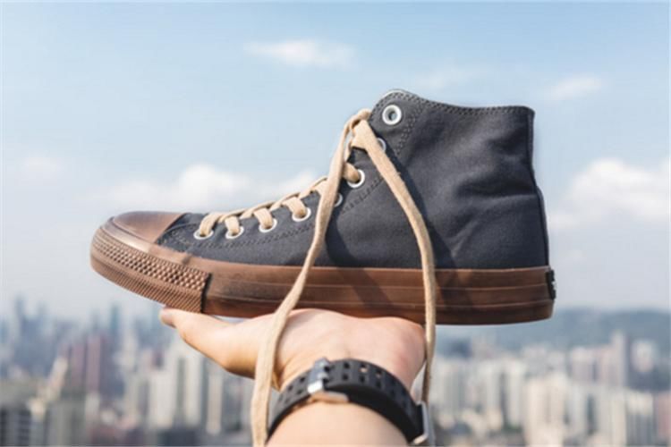 牛仔帆布鞋打破小白鞋单调感,绝对超乎你的想
