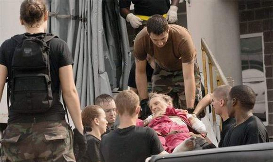 美军抢救灾区民众