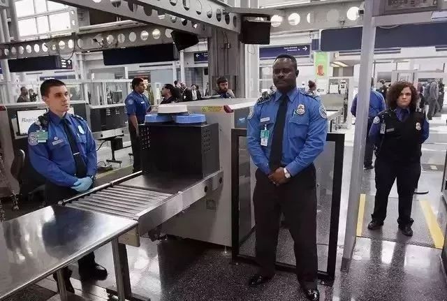 惨!中国女子入境美国被查微信,两次进小黑屋