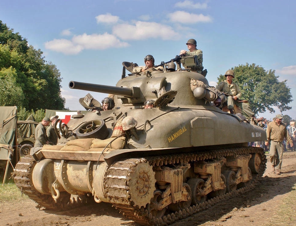 英国军迷重演二战 车辆太多难倒资深爱好者