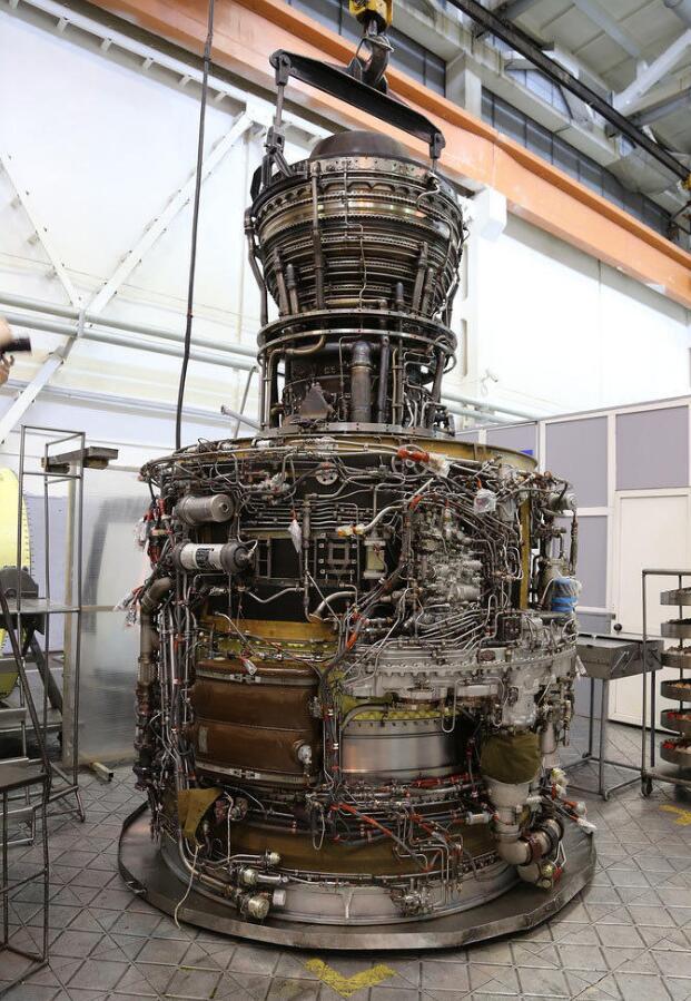 装配完成的PS-90A涡扇发动机。