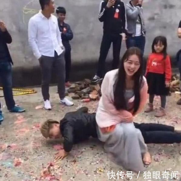 农村婚礼上,伴郎伴娘玩游戏输了受惩罚,过程让