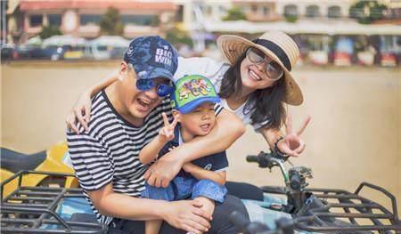 青年导演连奕名47岁头发花白让人心疼,两次婚