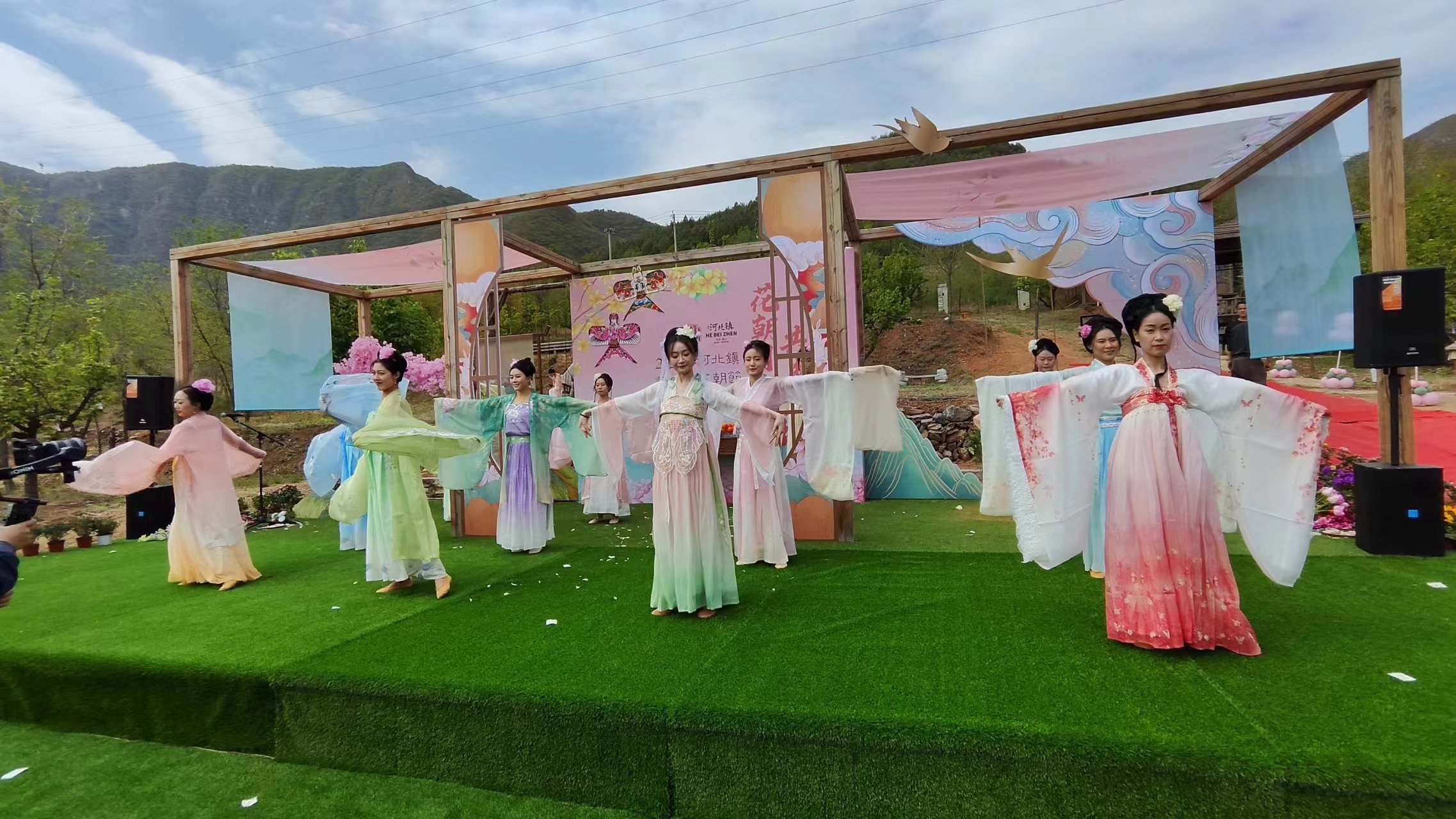 又到春花烂漫时，去年受灾严重的这里举办了花朝节……