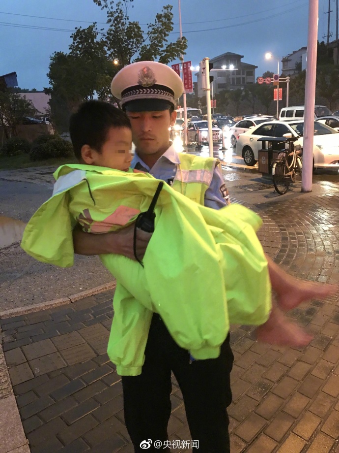 自闭症男孩车流中赤身奔跑 警察救下孩子披上雨衣