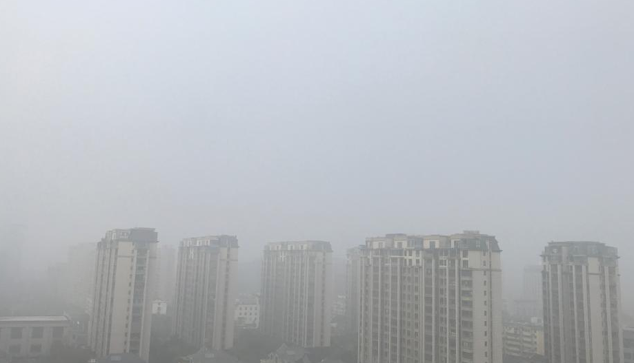 古城扬州大雾弥漫 百米之外楼房隐约可见