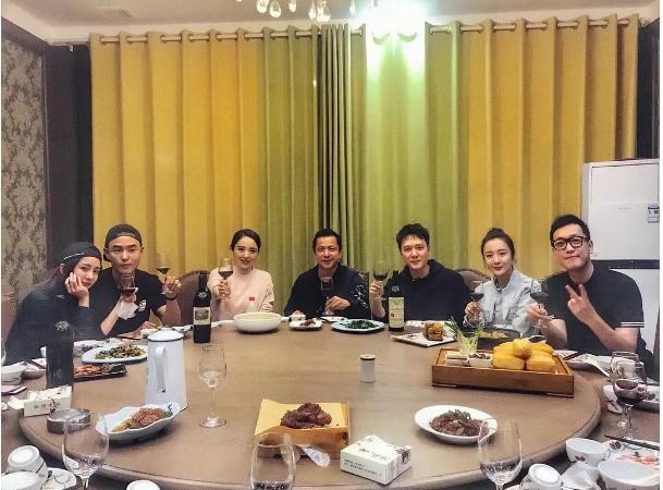 赵丽颖和ab穿一样衣服代言风格好不一样啊,知