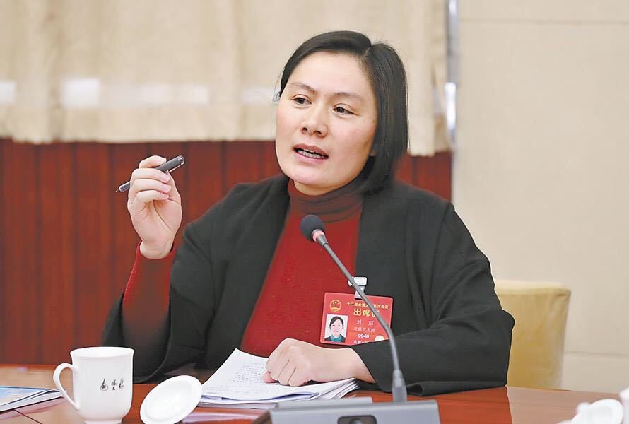 专访|刘丽:带着孩子开两会的最美洗脚妹 专访|刘丽:带着孩子开两会的最美洗脚妹