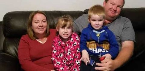 女孩患罕见病被称为蝴蝶宝宝 身体一碰就出水