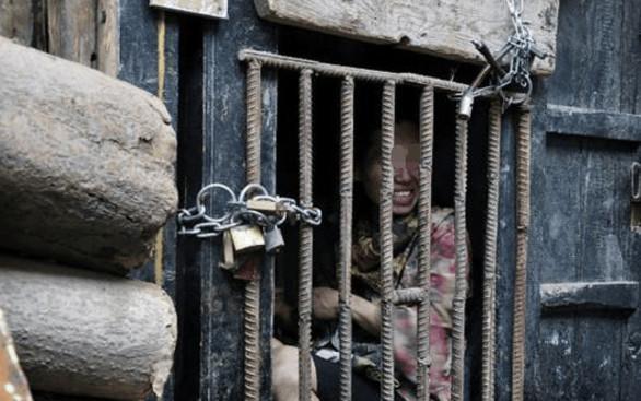 女孩被铁链锁了18年, 老母亲悲痛大哭