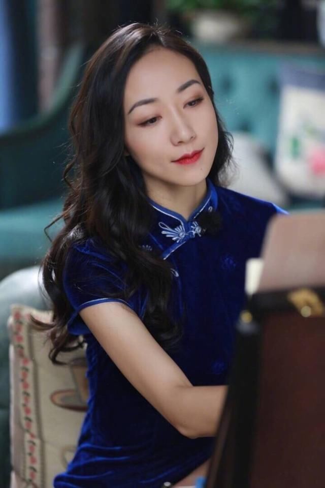 贾静雯韩雪同穿旗袍一个温婉一个冷艳,但在旗