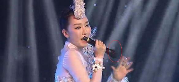 那英戒指被顺走景是假唱导火索,把林志玲喝进