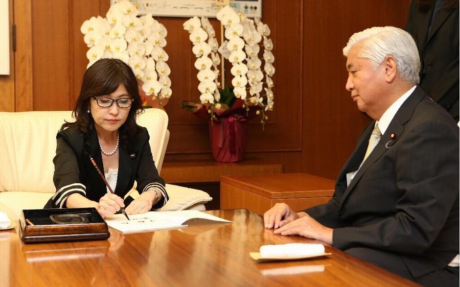 有报道称，稻田对防卫政策并不算精通，自民党内甚至有人怀疑她无法在国会应对在野党的相关质询。但安倍仍将她放在防卫大臣这一重要职位上。