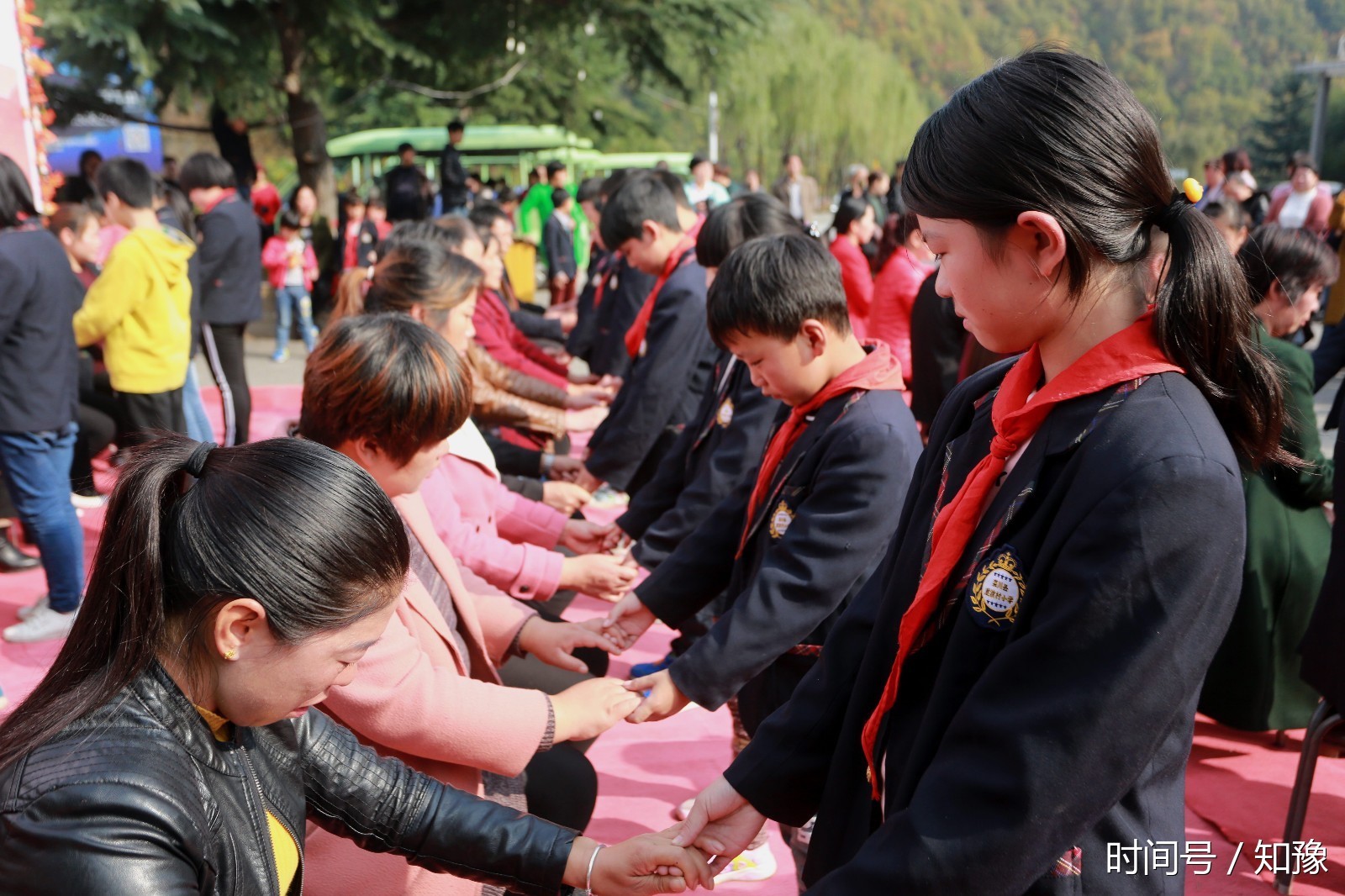 迎重阳重渡沟数十名学生向父母行跪拜礼 孩子