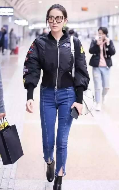 女明星穿紧身牛仔裤,热巴好霸气,赵丽颖好心疼