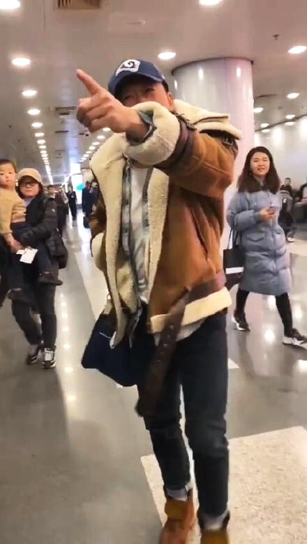 吴京机场怒斥跟拍者:你们这样真不好 撞到小孩怎么办?(图4) 吴京机场怒斥跟拍者:你们这样真不好 撞到小孩怎么办?(图4)