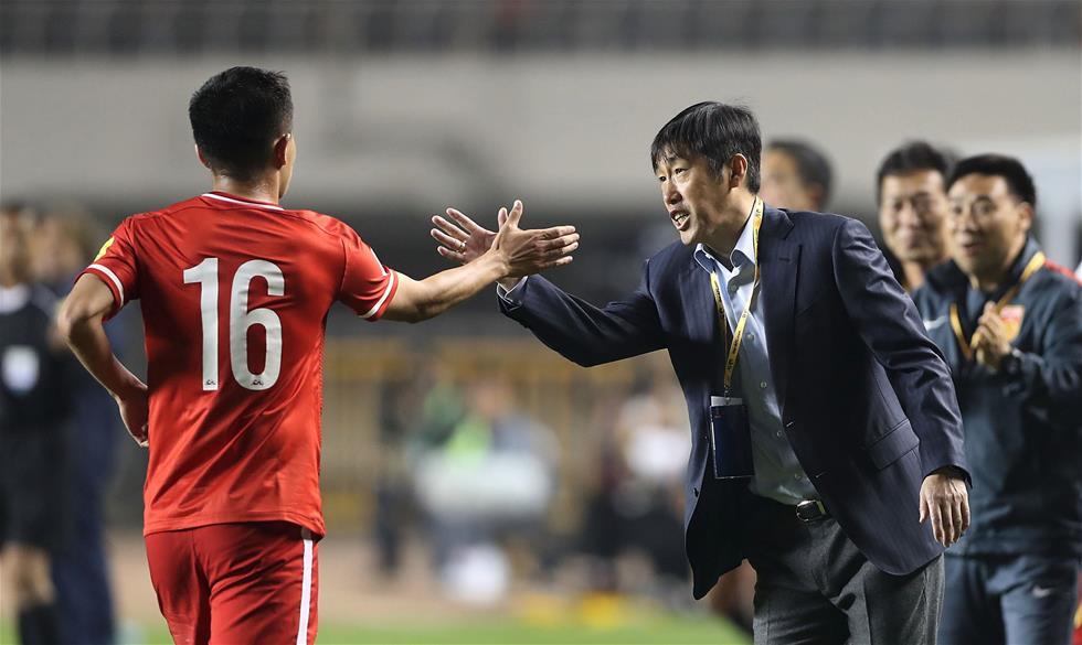 图为2016年3月29日，时任中国队临时主教练的高洪波（右）与队员黄博文庆祝进球。当日，在陕西举行的2018年俄罗斯世界杯亚洲区预选赛C组比赛中，中国队以2比0战胜卡塔尔队。