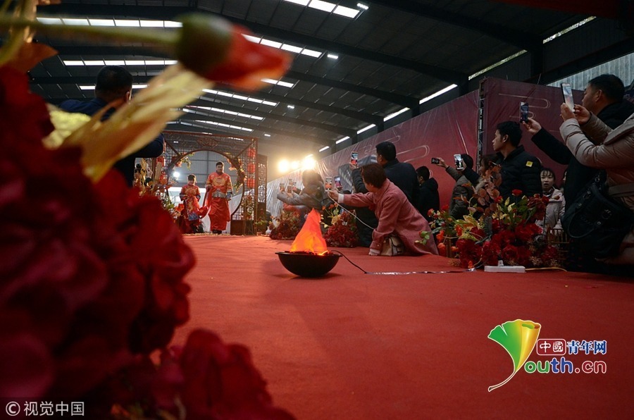 　2019年1月8日，江西九江，在大家的见证下，新人们行沃盥礼、交拜礼、合卺礼、执手礼，寓意婚后白首偕老、幸福美满、永不分离。