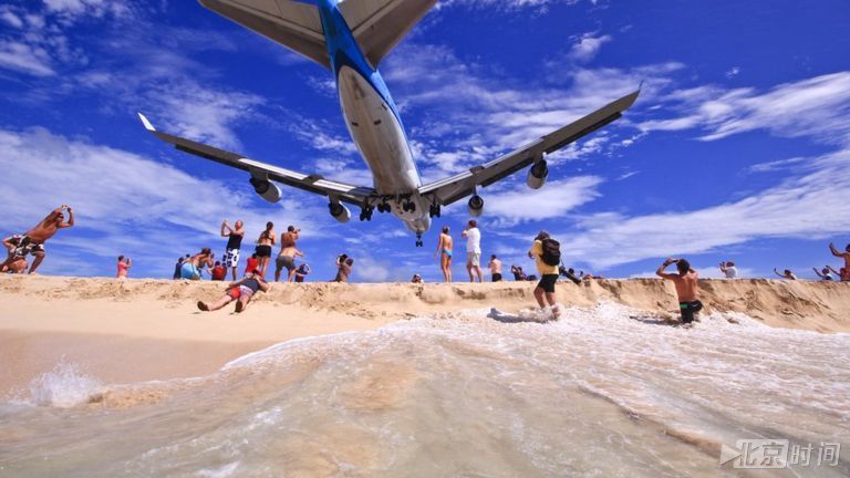 妇女坚持近距离围观飞机起飞 被气流掀飞后死亡 妇女坚持近距离围观飞机起飞 被气流掀飞后死亡